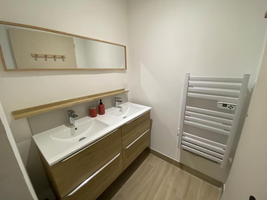 Appartement Familial, 2 Chambres, En Rdc Sur Cour Saint-Florentin  Ngoại thất bức ảnh
